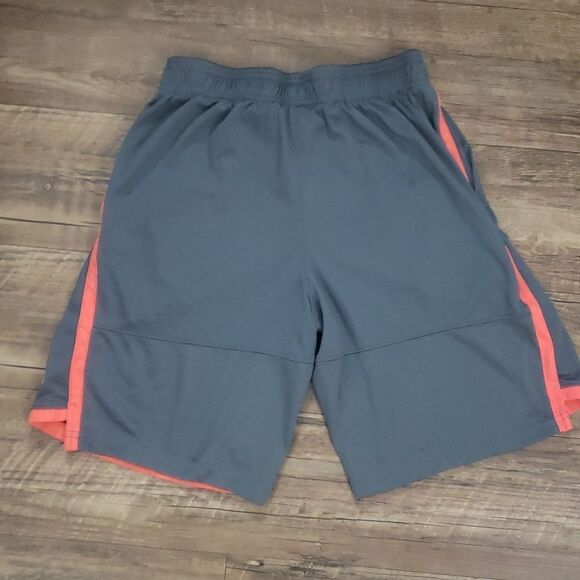 Under Armour Boys Shorts sz YLG Loose Fit - Picture 5 of 5